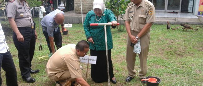 Bupati Bogor, Nurhayanti membuat lubang biopori saat Boling di kecamatan Tamansari 21/9 lalu (dok. KM)