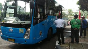 Bus Transjakarta jurusan Tugas-Grogol yang menabrak pemotor di bilangan Jalan Tugu Proklamasi (dok. Putra/KM)