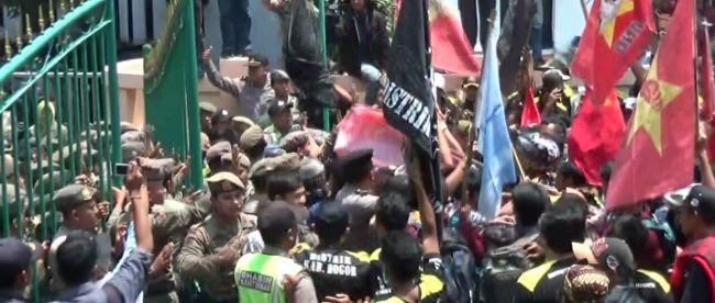 Demo ormas di depan kantor bupati Bogor, Cibinong Selasa 13/9 (dok. KM)