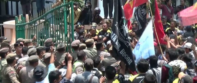 Suasana saat terjadi bentrokan antara massa Ormas GMBI dan Pol PP Kab. Bogor di depan kantor Bupati Bogor, Selasa 13/9 (dok. Irfan/KM)