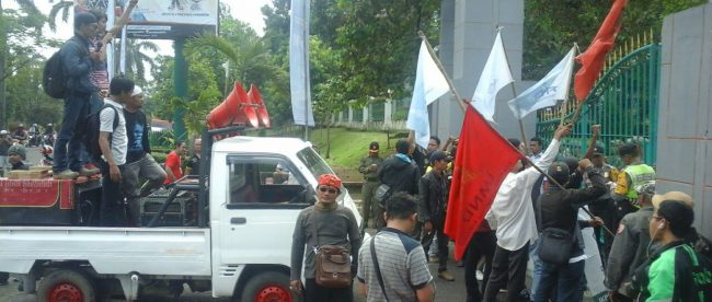 Demo yang digelar gabungan ormas dalam AMPB di depan kantor Pemkab Bogor, Kamis 8/9 (dok. Dian/KM)
