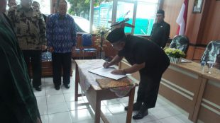 Bupati Sukabumi DRS. H Marwan Hamami MM saat menandatangani surat keputusan pelantikan dirut PDAM TJM (dok. Asep/KM)