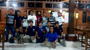 Sejumlah wartawan yang tergabung dalam FWHBU di sela-sela acara diskusi Minggu 4/9 (dok. Irfan/KM)