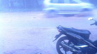 Genangan di jalan raya Narogong-Bantargebang, Bekasi, setelah hujan lebat (dok. Mugi/KM)