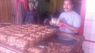 Homsyah (kanan) memperlihatkan kue buatannya (dok. KM)