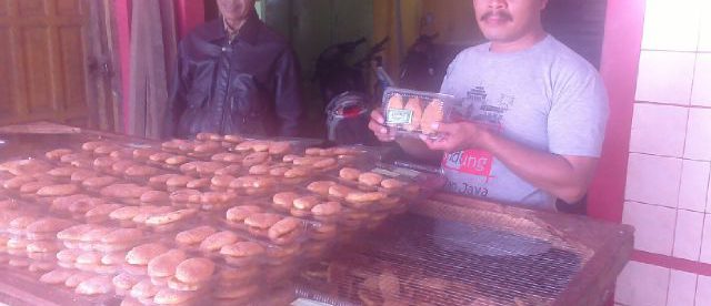 Homsyah (kanan) memperlihatkan kue buatannya (dok. KM)