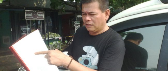 Ketua LSM PAR, Hotman Idris berbincang tentang tanah terlantar di Sukahati, Karadenan (dok. Tengku/KM)