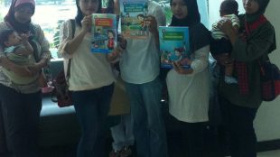 Sejumlah orangtua murid SDN Jatirahayu 5 datangi kantor walikota Bekasi mengeluhkan pemaksaan pembelian paket buku sekolah (dok. Putra/KM)
