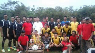 Iwan Dharma berpoto bareng kedua kesebelasan yang akan memperebutkan piala Idhaman Cup (dok. Dian/KM)