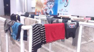 Di Stadion Pakansari, pagar digunakan sebagai jemuran pakaian (dok. Mugi/KM)