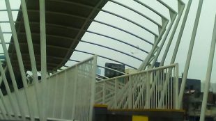 Kondisi Jembatan Penyeberangan Orang (JPO) antara Menteng Tenggulun dan Jl. Sultan Agung setelah diterpa hujan angin, Kamis 1/9 kemarin (dok. KM)