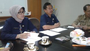 Kiri-Kanan: Kadiinkes Camelia, Kabid P2PKL Kusnadi, saat rapat di kantor Dinas Kesehatan Kab. Bogor (dok. Irfan/KM)