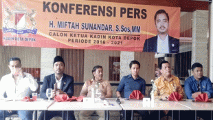 Ketua baru KADIN Kota Depok Miftah Sunandar (kedua dari kiri) saat memberikan konferensi pers (dok. deblitznews.com)