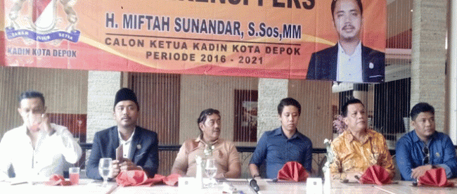 Ketua baru KADIN Kota Depok Miftah Sunandar (kedua dari kiri) saat memberikan konferensi pers (dok. deblitznews.com)