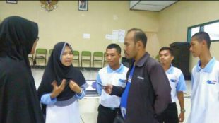 Hamidah Al Rasyid (20) memberikan keterangan tentang kegiatan KOSA di penampungan korban banjir Garut. (dok. KM)