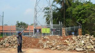 Menara BTS di desa Cogreg, Kab. Bogor yang keberadaannya ditolak oleh warga setempat dan ormas (dok. KM)
