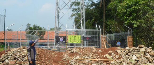 Menara BTS di desa Cogreg, Kab. Bogor yang keberadaannya ditolak oleh warga setempat dan ormas (dok. KM)