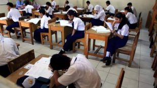 Siswa-siswi SMP sedang belajar (stock)