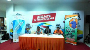 Pelatih tim sepakbola Jawa Tengah, Anjar (kanan) saat jumpa pers selepas pertandingan sepakbola Jawa Tengah lawan DKI Jakarta pada laga PON XIX di Bogor (dok. KM)