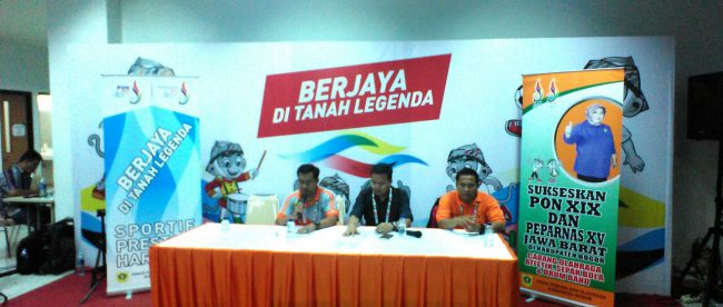 Pelatih tim sepakbola Jawa Tengah, Anjar (kanan) saat jumpa pers selepas pertandingan sepakbola Jawa Tengah lawan DKI Jakarta pada laga PON XIX di Bogor (dok. KM)