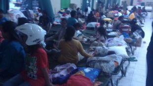 Suasana di penampungan pengungsi korban banjir bandang di Markas Korem 036 Garut. (dok. Mugi/KM)