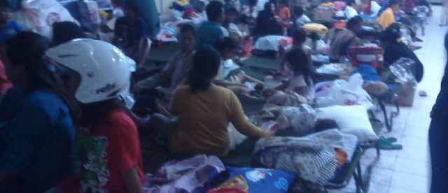 Suasana di penampungan pengungsi korban banjir bandang di Markas Korem 036 Garut. (dok. Mugi/KM)