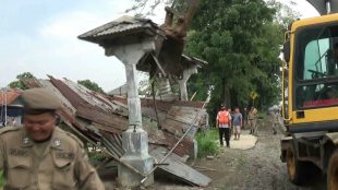 Penertiban PKL dan bangunan liar di Jalan raya Bogor-Jakarta, Cibinong (dok. Irfan/KM)
