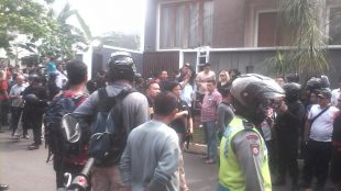 Penyanderaan penghuni rumah oleh 2 perampok bersenpi menarik perhatian masyarakat dan media (dok. KM)
