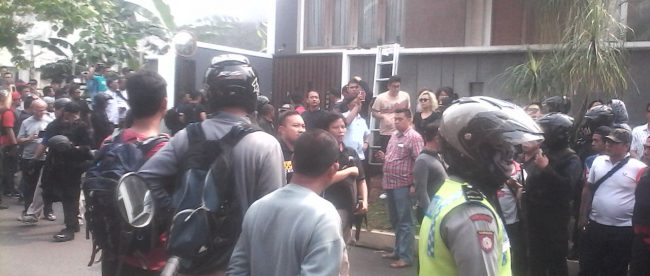 Penyanderaan penghuni rumah oleh 2 perampok bersenpi menarik perhatian masyarakat dan media (dok. KM)
