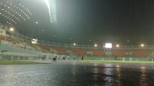 Pertandingan sepakbola antara tim Jawa Barat vs Jawa Tengah pada PON XIX di stadion Pakansari, Bogor (dok. KM)