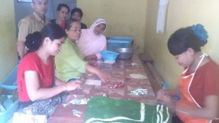 Sumirah (tengah, berjilbab) bersama beberapa pegawai di pabrik dodol zebra nya (dok. Mugi/KM)