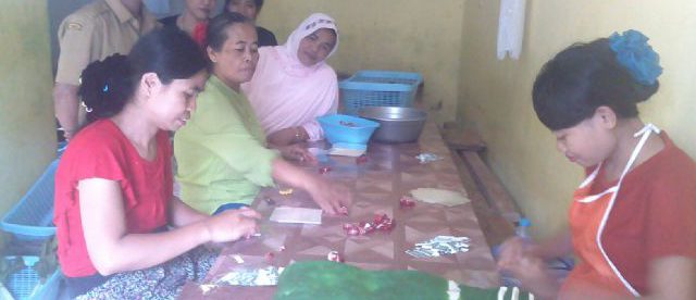 Sumirah (tengah, berjilbab) bersama beberapa pegawai di pabrik dodol zebra nya (dok. Mugi/KM)