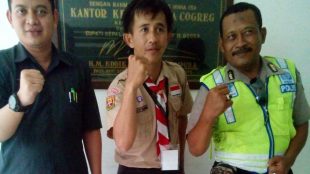 Kiri-kanan: kepala desa Cogreg Suherdi, Ricky dan anggota Polsek Parung. (dok. Irfan/KM)