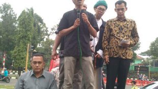 Kordinator AMPB Ruhiyat Sujana (kiri) dan ketua DPRD Kab. Bogor Ade Ruhandi saat aksi demo AMPB di depan kantor Bupati Bogor, Cibinong, Kamis 1/9 (dok. KM)