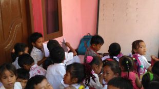 Anak-anak SDN 03 Cipinang kelas jauh belajar di teras rumah warga (dok. Irfan/KM)