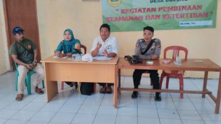 Sekdes Bojong kecamatan Tenjo, Eli Suherli, saat sosialisasi kepada masyarakat (dok. KM)