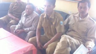 Kades Pasanggrahan, Cilawu, Garut (kedua dari kiri) beserta stafnya (dok. Mugi/KM)