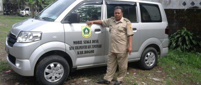 Kades Sukamantri, Arsya Marjaya dengan mobil desa (dok. Budi/KM)