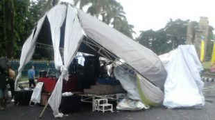 Tenda besar yang roboh diterpa angin dan hujan lebat pada bazar Sumpah Pemuda di Cibinong, Kabupaten Bogor (dok. Irfan/KM)