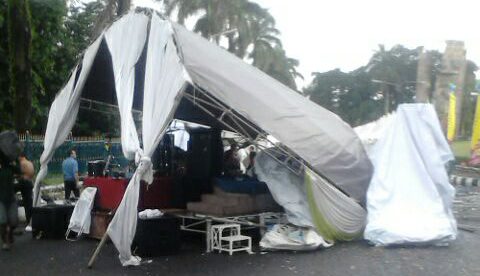 Tenda besar yang roboh diterpa angin dan hujan lebat pada bazar Sumpah Pemuda di Cibinong, Kabupaten Bogor (dok. Irfan/KM)