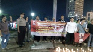 Aksi anggota GMNI pada malam hari Sumpah Pemuda, Kamis 27/10 di Bundaran HI, Jakarta (dok. Desta/KM)