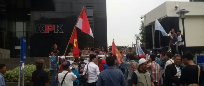 Aktivis AMPB berdemo di depan gedung KPK, Jakarta (dok. KM)