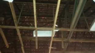 Atap di ruang guru SDN Sukatani yang dibongkar plafonnya untuk melihat kondisi kuda-kuda yang keropos (dok. KM)