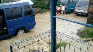 Banjir yang melanda Desa Barengkok, Leuwiliang, Kamis pagi 27/10 (dok. KM)