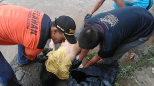Anggota BPBD dan Tagana menarik jenazah Maryani (45) yang diduga bunuh diri di Sungai Cisadane (dok. KM)