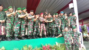 Tengah Baret Merah Danjen Kopassus yang baru, Brigadir Jenderal Madsuni (dok. KM)