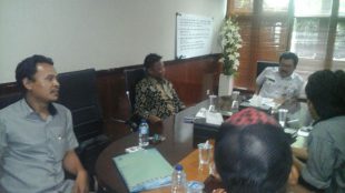 Jonny Sirait, ketua DPD FORWARA Jawa Barat (tengah) dengan kepala Disnakertrans provinsi Banten (dok. Tengku/KM)