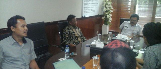 Jonny Sirait, ketua DPD FORWARA Jawa Barat (tengah) dengan kepala Disnakertrans provinsi Banten (dok. Tengku/KM)