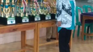 Ketua Yayasan Giri Taruna Hj. Erni, dan kepsek SMK Giri Taruna, Iwan (dok. KM)