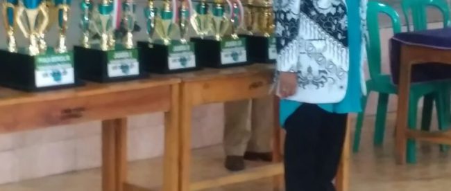 Ketua Yayasan Giri Taruna Hj. Erni, dan kepsek SMK Giri Taruna, Iwan (dok. KM)